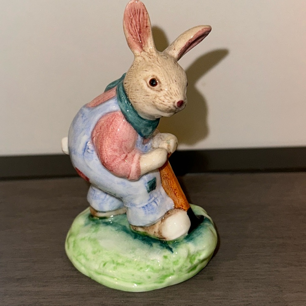 WEDGWOOD LOP-EAR RABBIT OAKAPPLE WOOD Porcelain FIGURE